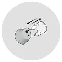 Bild på hur man sätter fast ett vaxfilter på en allt-i-örat-hörapparat