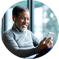 Bild på en man med digitala hörapparater som pratar i telefon via bluetooth