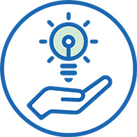 Glödlampa som svävar över en hand som visar att vi som jobbar på Audika är innovativa.