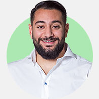 Jiyan är legitimerad audionom hos Audika. Bilden har grå och grön bakgrund.