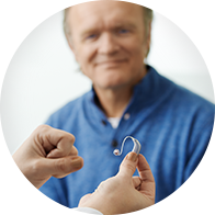 Bil på en kund till Audika som fått hjälp med sin hörsel.