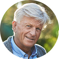 Bild på äldre man med oticons hörapparater med brain hearing