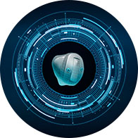  Oticon Own hörapparat med BrainHearing-teknik och futuristisk bakgrund. 