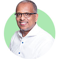  Michael, expert på hörsel som hjälper dig med hörapparater, inklusive Oticon Own.