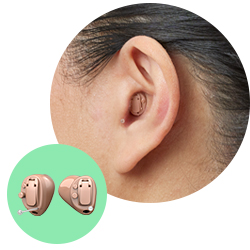  Ett diskret, hudfärgat hörselhjälpmedel inuti en användares öra visas. I förgrunden finns två närbilder av hörselapparaten mot en ljusgrön bakgrund. 