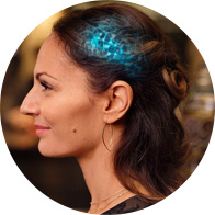 Bild på en kvinna med Oticon Real hörapparater som har brainhering-teknologi