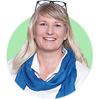 Bild på en av Audikas audionomer som är expert på hörsel och hjälper dig att prova ut Oticon Real