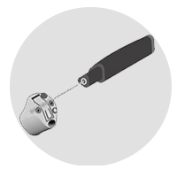  Illustration av hur man rengör en allt-i-örat-hörapparat med rätt verktyg.