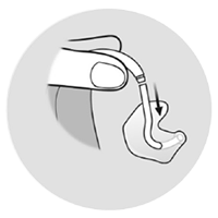 Bild på en hörapparat med insats som ska rengöras