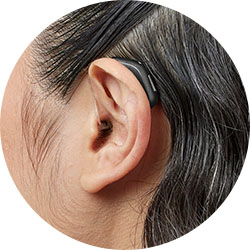 Öra med hörapparaten Oticon Reveal
