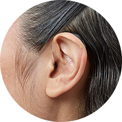 Ett öra med hörapparaten Oticon Reveal