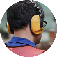 Man som använder hörselskydd vid höga ljud för at skydda sin hörsel