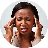 Kvinna som har händerna för pannan för tinnitus och söker hjälp för sin hörsel.