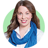 Bild på audionom som hjälper kunder att testa hörapparat hos Audika.