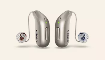  Hörapparater från Oticon som placeras bakom örat och kan provas ut på Audikas hörselklinik.