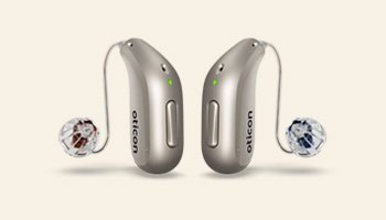  Hörapparater från Oticon som placeras bakom örat och kan provas ut på Audikas hörselklinik.
