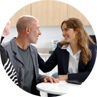  En man besöker en audionom hos Audika under drop-in.