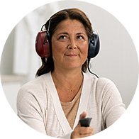  Kvinna gör hörseltest med hörlurar på en av Audikas hörselkliniker.