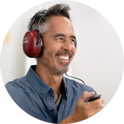  En man genomför ett hörseltest på en Audika hörselklinik