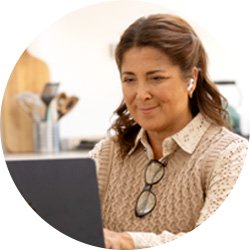  Kvinna gör ett hörseltest online på audika.se