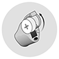  Illustration av hur du öppnar batteriluckan för att byta batteri på en allt-i-örat-hörapparat.