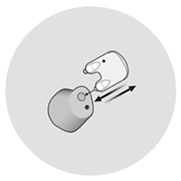  Illustration på hur man tar bort ett vaxfilter bort från en allt-i-örat-hörapparat