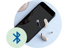  iPhone och hörapparater med Bluetooth-koppling på ljus bakgrund