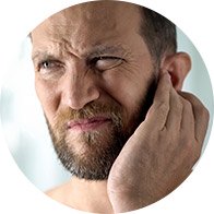  Man håller handen för örat och upplever igentäppning på grund av konduktiv hörselnedsättning