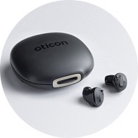  Oticon Own hörapparater bredvid ett laddningsetui.
