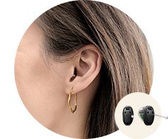  Kvinna som bär en Oticon Own Si hörapparat diskret placerad i sitt öra.