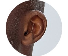 Man som har en Oticon Zeal hörapparat som sitter i örat