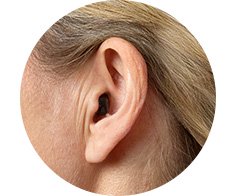 Örat på en kvinna som har en Oticon Zeal hörapparat