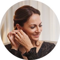  En kvinna som provar Oticon Real, med innovativ teknik som förbättrar ljudupplevelsen för hörapparatsanvändare.