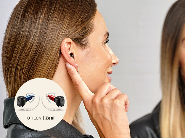 Kvinna som använder Oticon Zeal en nxt-in-the-ear hörapparat
