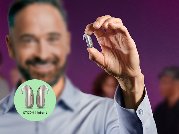 Man som visar upp Oticon Intent miniBTE