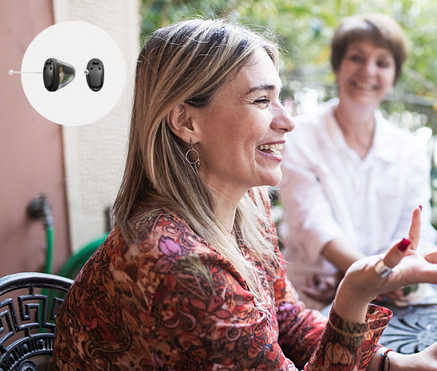 Bild på kvinna med en nästan osynlig iic hörapparat