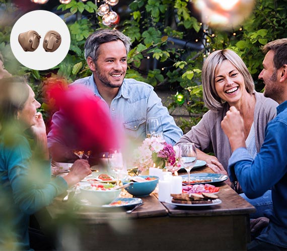 Bild på ett kompisgäng som har nästan osynliga itc hörapparater