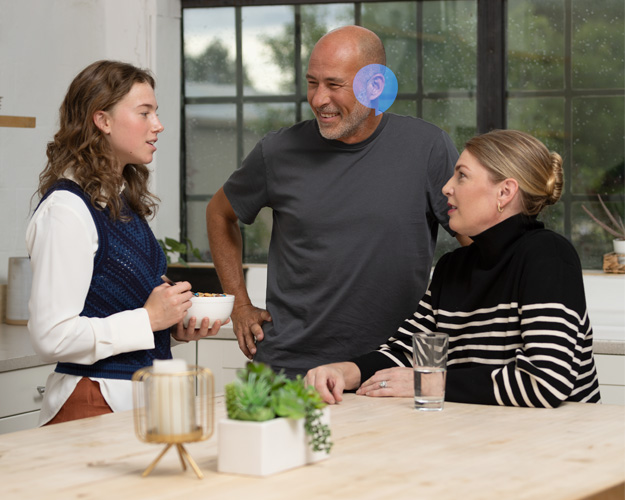 Bild på några kollegor som använder arbetshjälpmedel