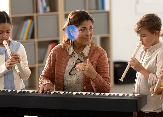 En musiklärare som har en lektion med sina elever