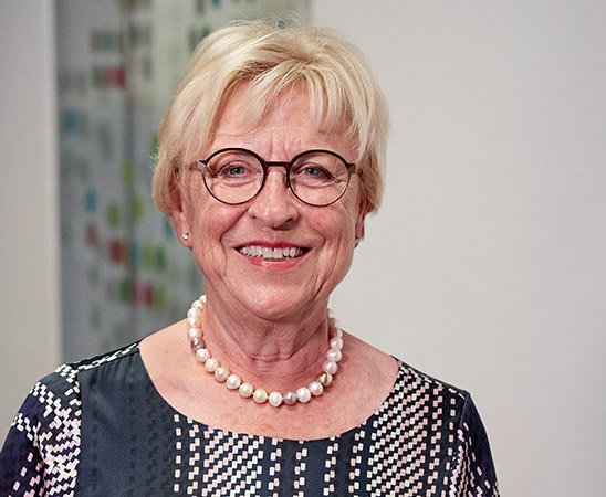  Person som använder Oticon More hörapparater