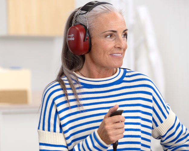  Kvinna utför hörseltest med hörselkåpor på en Audika hörselklinik i Stockholm