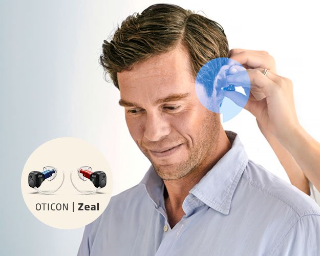 En man som provar Oticon Zeal kostnadsfritt på en av Audikas hörselkliniker