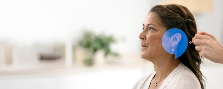 Kvinna som provar Oticon Intent på en av Audikas hörselkliniker