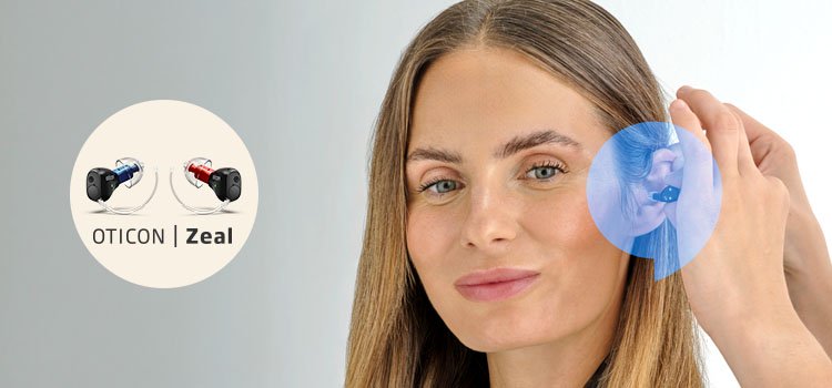 Kvinna som provar ut en Oticon Zeal hörapparat hos en Audika hörselklinik