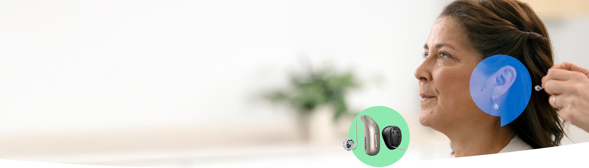  Kvinna provar ut hörapparater hos Audika.