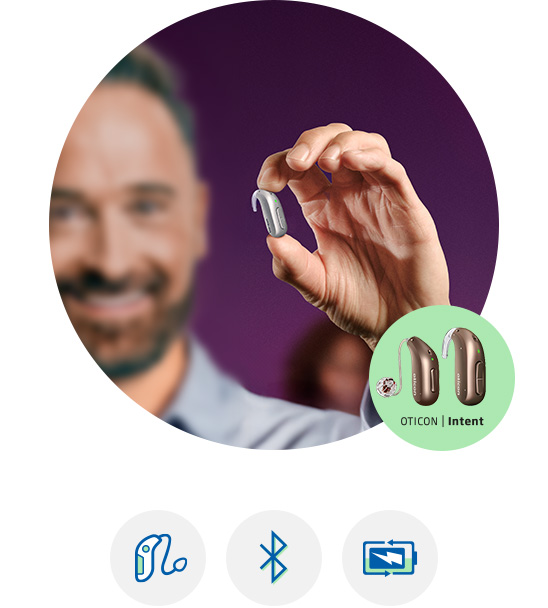 Man som håller hörapparaten Oticon Intent och flera ikoner för bland annat uppladdningsbar
