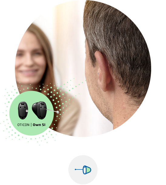 Man som tittar på kvinna, ikon bredvid som visar i-örat hörapparaten Oticon Own Si.