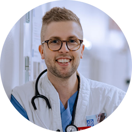 Efraim som är grundare av Snacka om Sjukt!