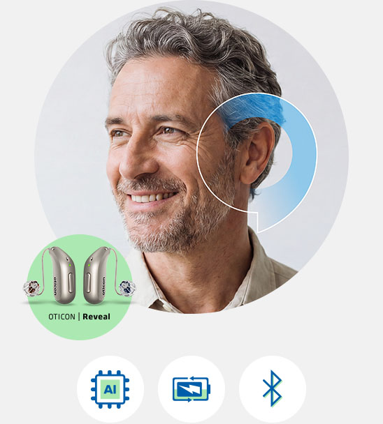 En man som använder hörapparaten Oticon Reveal med Dual AI
