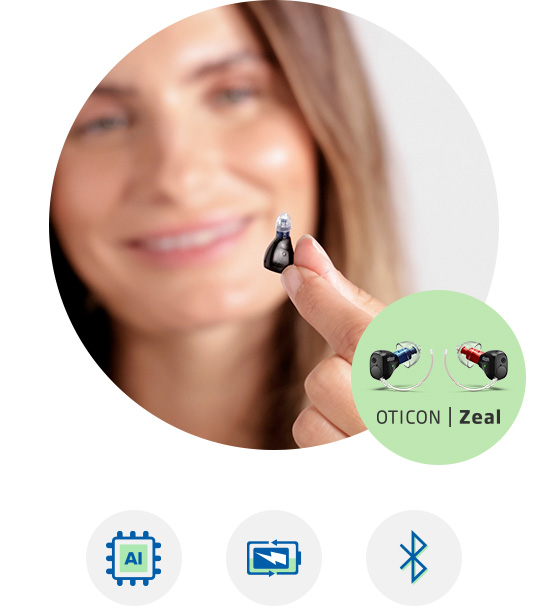 Kvinna som håller upp hörapparaten Oticon Zeal - en hörapparatsmodell som du kan prova ut hos Audika